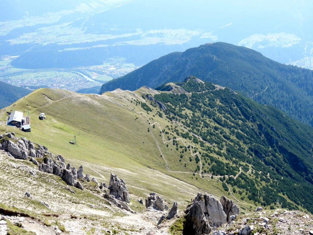 Schön zu sehen, die westseitig ausgerichtete Nördlinger Hütte mit beiden Trails, die steile, gezackte Direttissima nach Seefeld und der super flowige Trail über den freien Bergrücken nach Reit.
