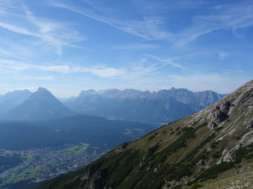 Man genießt den fantastischen Ausblick ins Karwendel