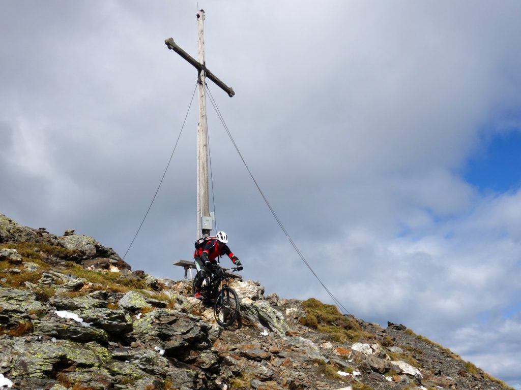 Der Trail startet direkt am Gipfelkreuz des Königsanger und zeigt sofort was er kann.