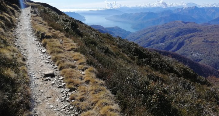 Der Monte Tamaro (1.961 m) bietet mit der Carbontrail-Kombi eine der längsten und eindrucksvollsten Trailabfahrten der Region Lago Maggiore.